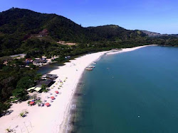 Sao Goncalo Plajı'in fotoğrafı uçurumlarla desteklenmiş