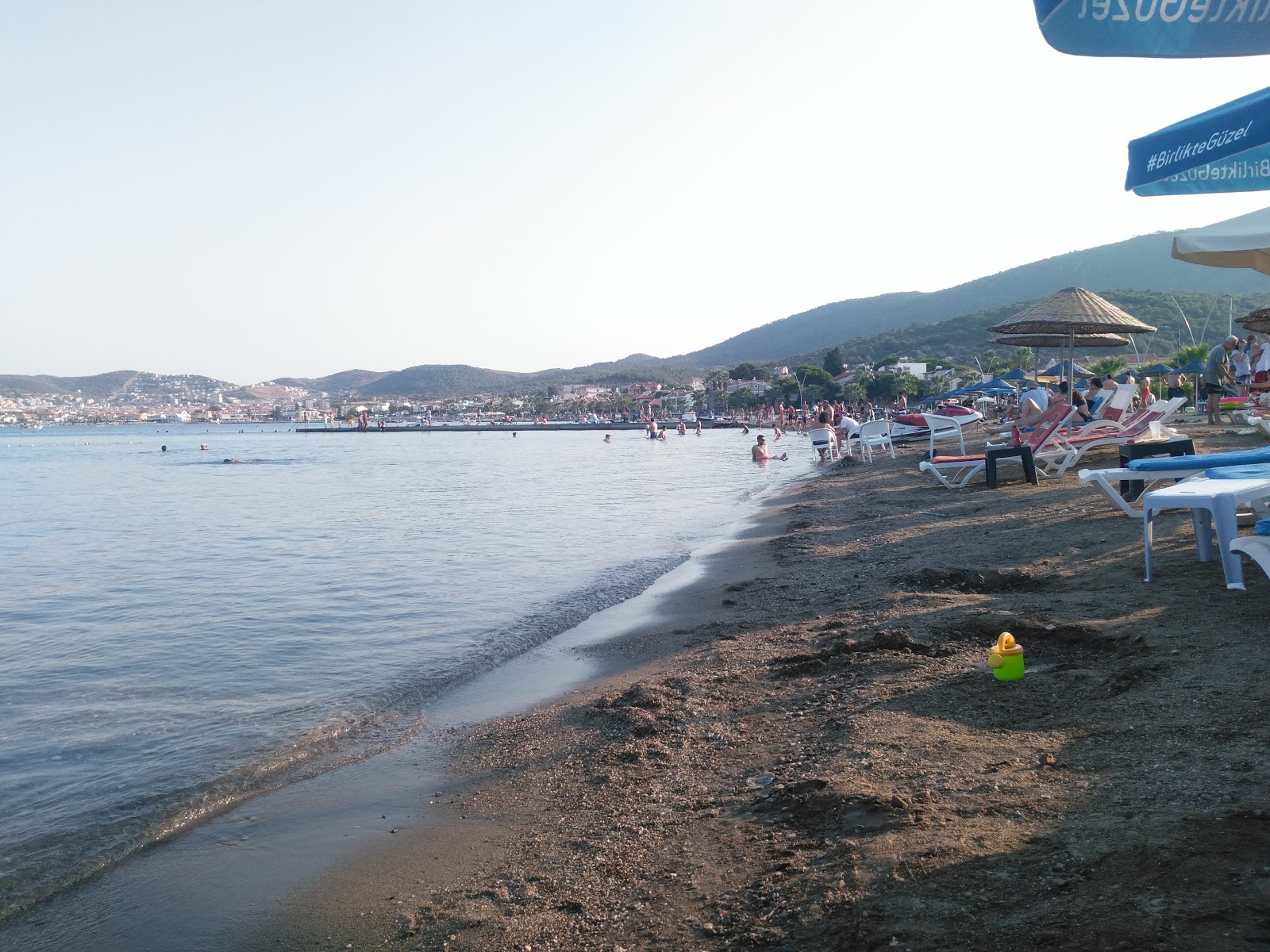 Foto von Yeni Foca Plaji II mit brauner sand Oberfläche