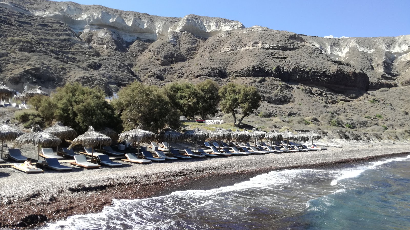 Foto di Paralia Gialos circondato da montagne