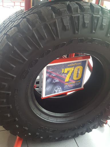 Tire Shop «Discount Tire Store - Schaumburg, IL», reviews and photos, 400 W Higgins Rd, Schaumburg, IL 60195, USA
