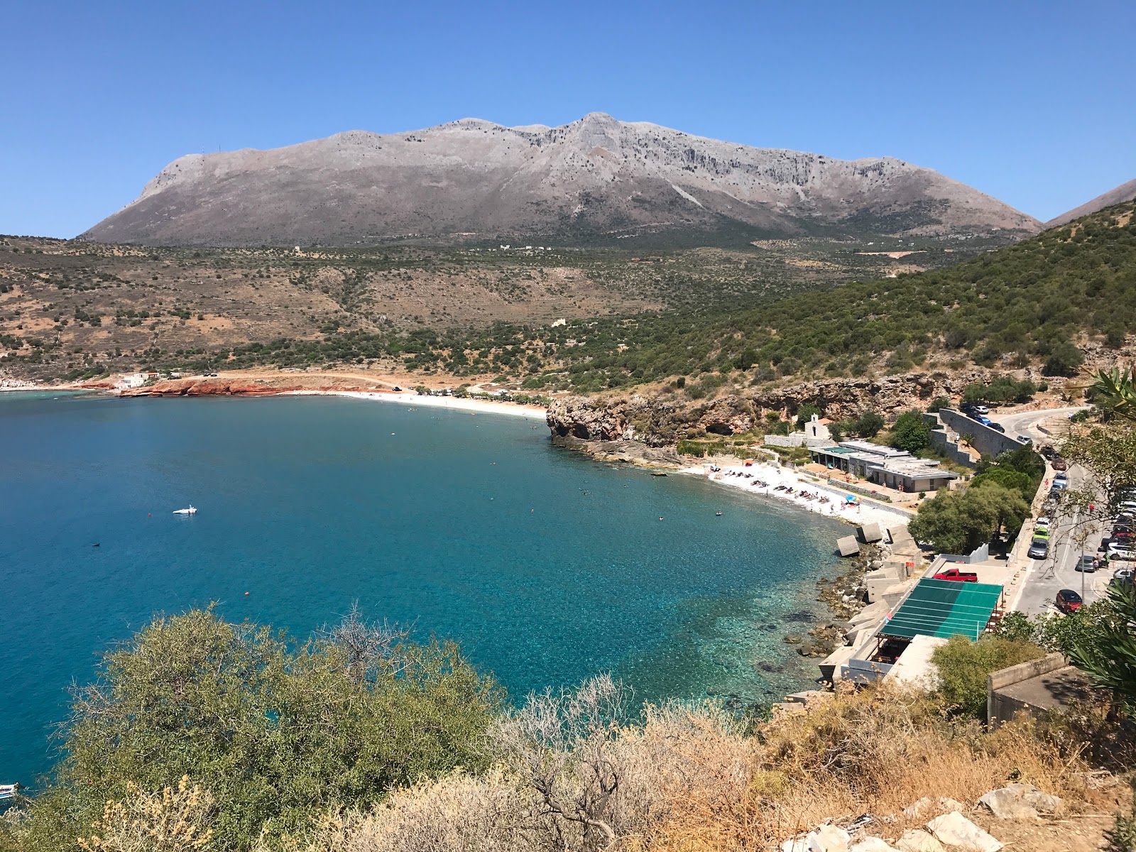 Foto de Paralia Pirgos Dirou com uma linha costeira reta