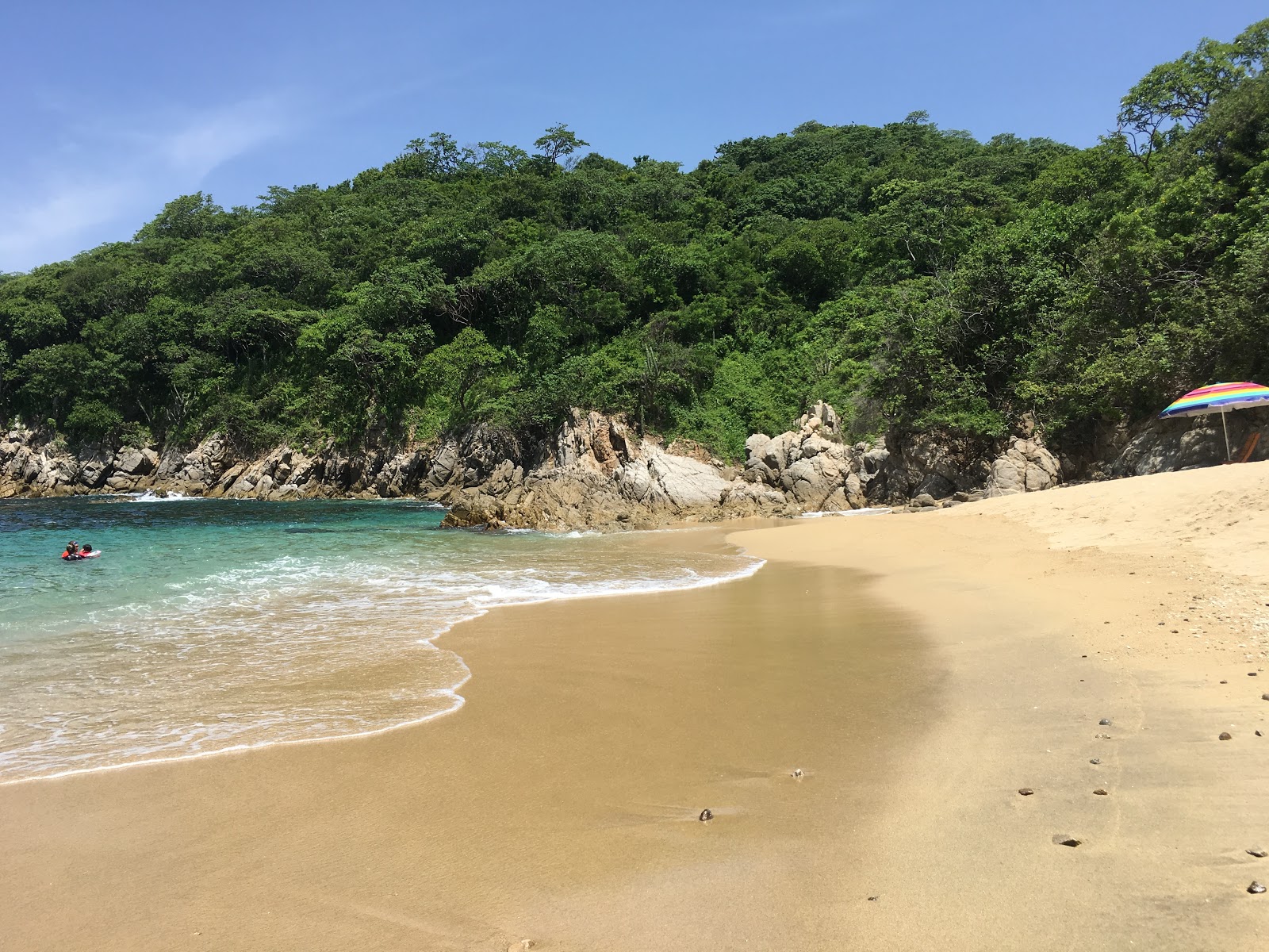 Foto de Playa Violin Huatulco con arena brillante superficie