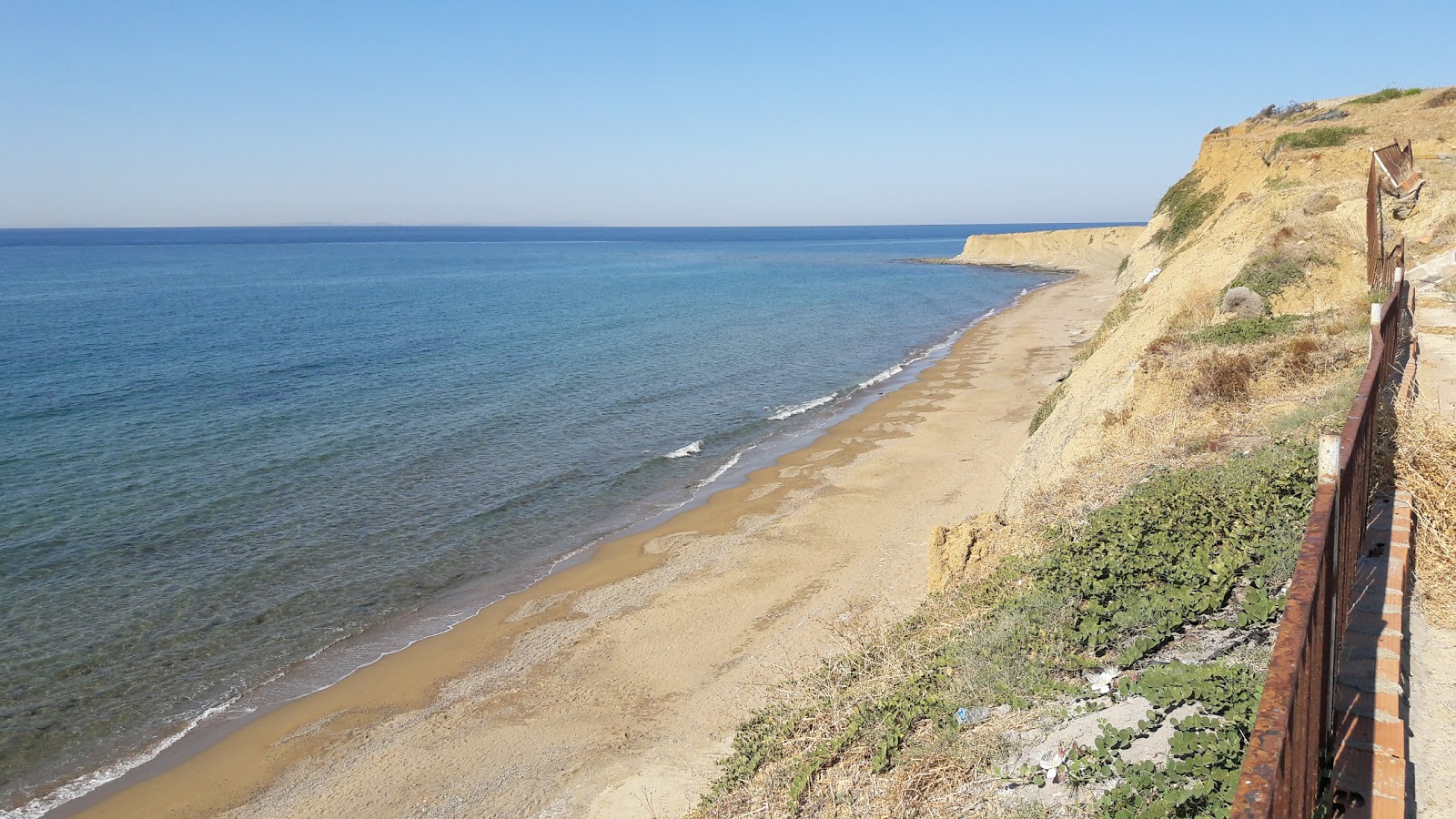 Ugurlu beach II'in fotoğrafı uçurumlarla desteklenmiş