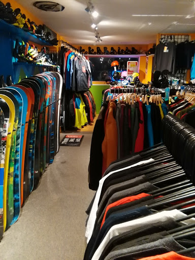 Snowboard Shop «No School Snowboard Shop», reviews and photos, 123 Old 108 Loop, Jeffersonville, VT 05464, USA