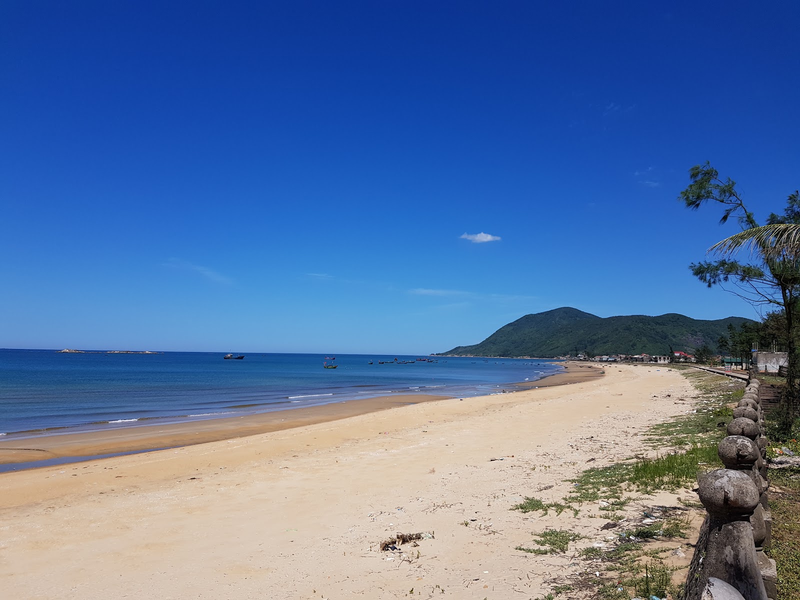 Fotografie cu Thien Cam Beach cu o suprafață de nisip beige