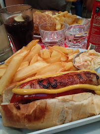 Hot-dog du Restaurant de cuisine américaine moderne Schwartz's à Paris - n°7