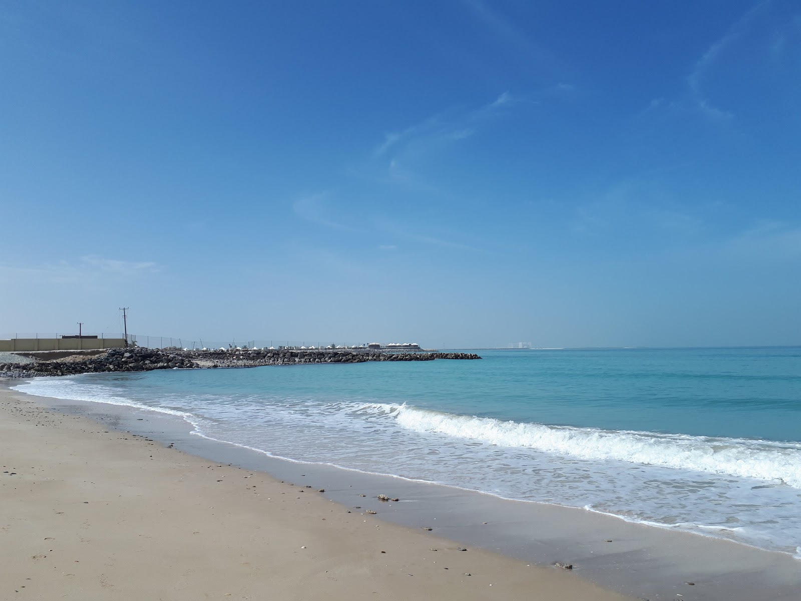 Foto von Al Jazeerah beach mit beiger sand Oberfläche
