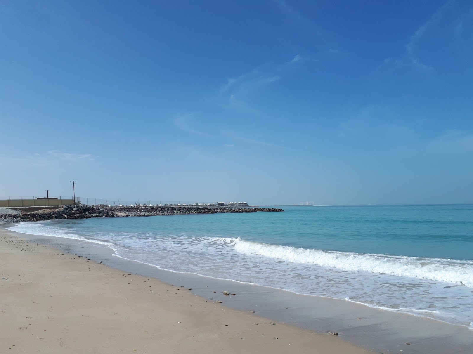 Foto van Al Jazeerah beach met helder zand oppervlakte