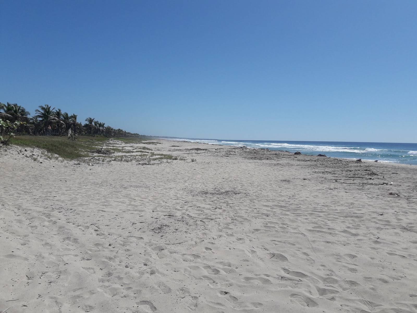 Valokuva Playa Los Naranjosista. pinnalla turkoosi vesi:n kanssa