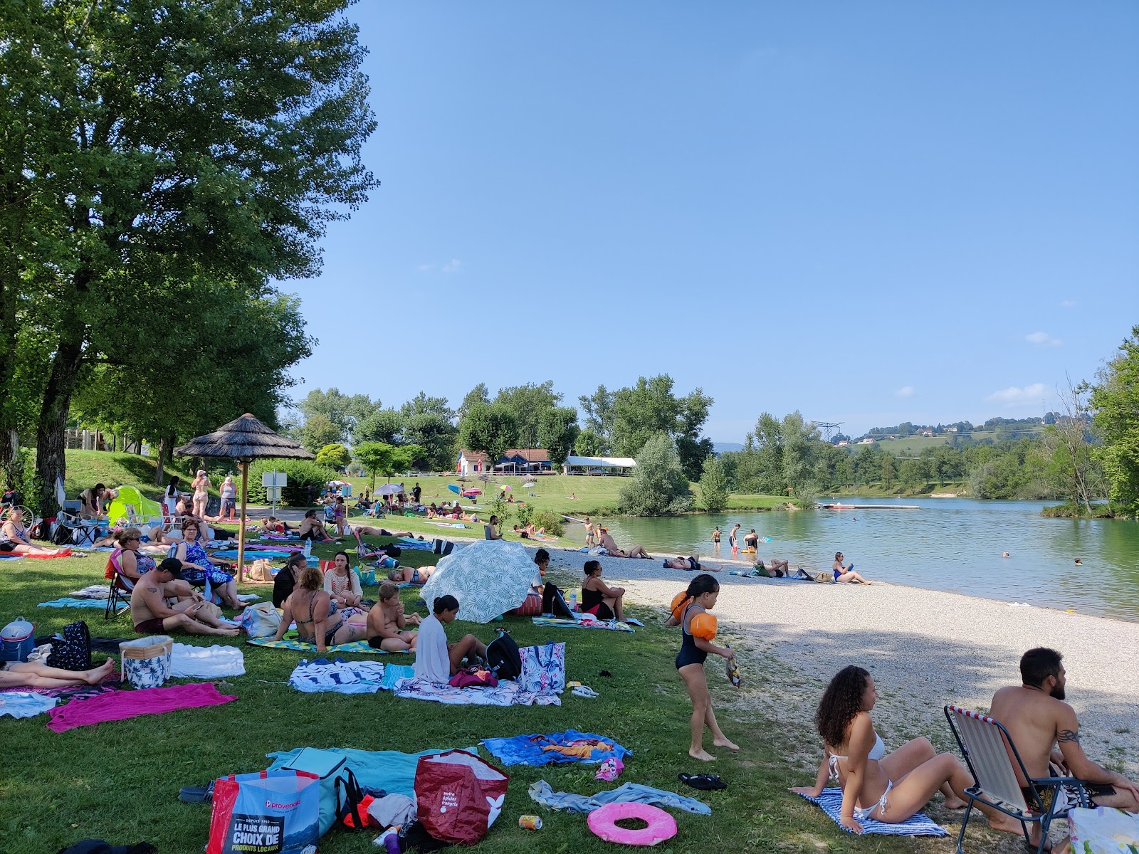 Foto von Plage du Lac De Romagnieu mit sehr sauber Sauberkeitsgrad