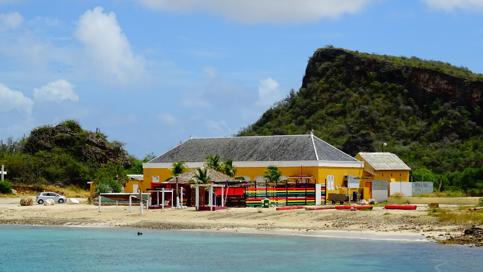 Foto von Baya beach mit heller sand&kies Oberfläche