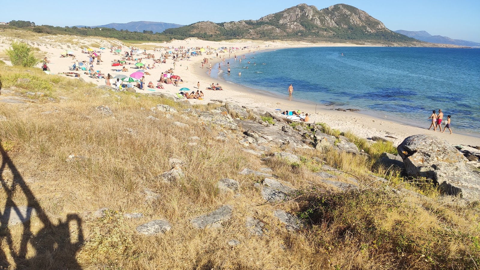 Fotografija Praia de Larino z beli fini pesek površino