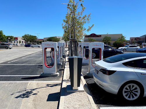 Borne de recharge de véhicules électriques Tesla Supercharger Rivesaltes