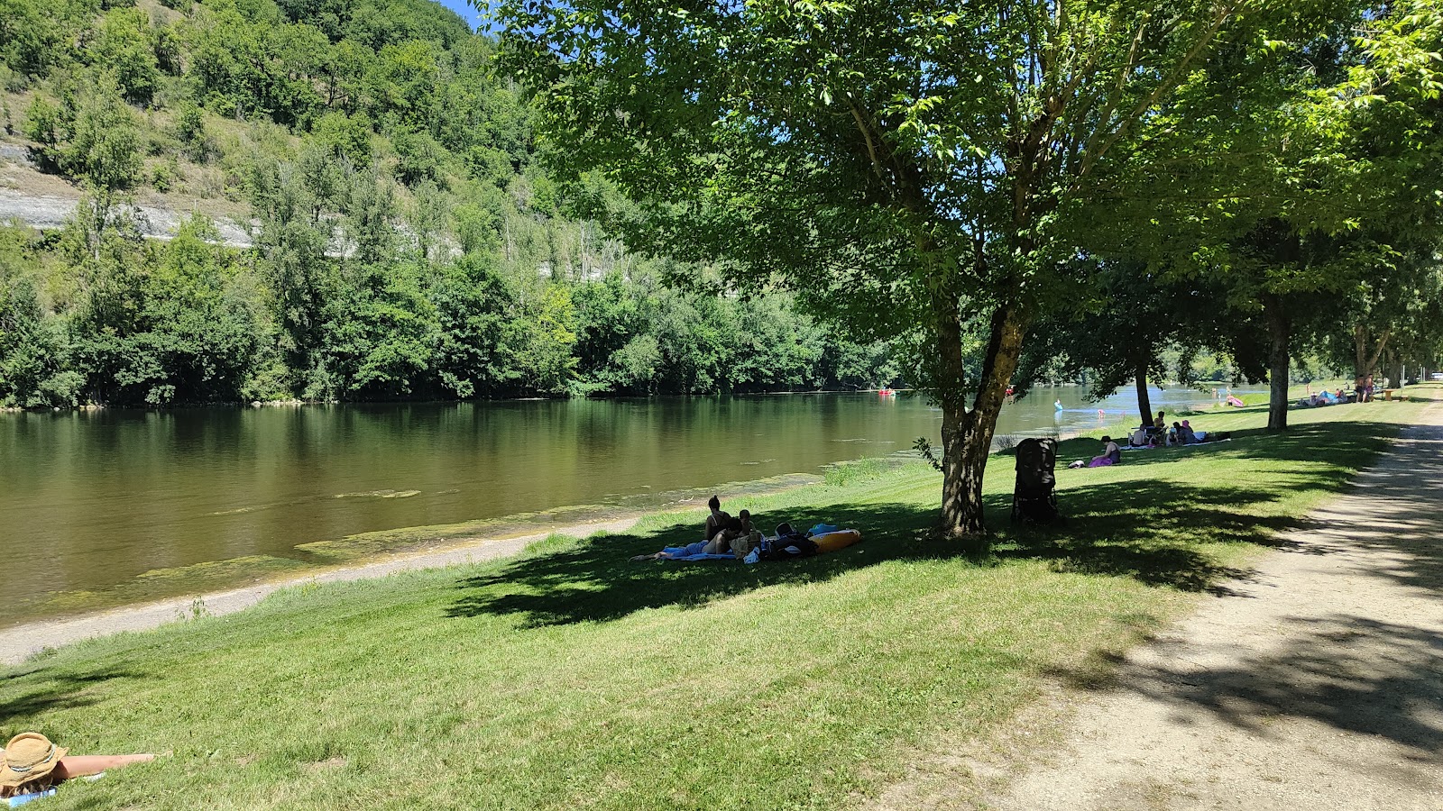 Plage du Buisson de Cadouin'in fotoğrafı - rahatlamayı sevenler arasında popüler bir yer