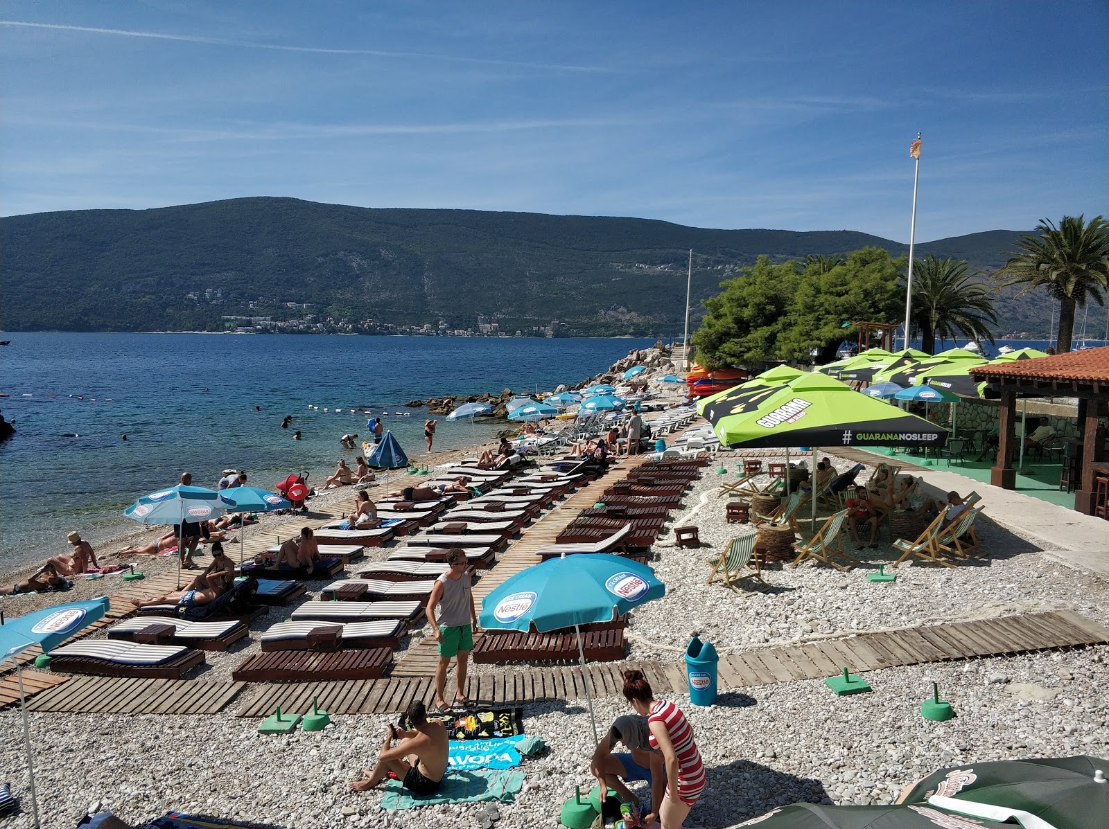 Herceg Novi beach'in fotoğrafı küçük koy ile birlikte