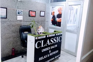 Classic unisex Salon image