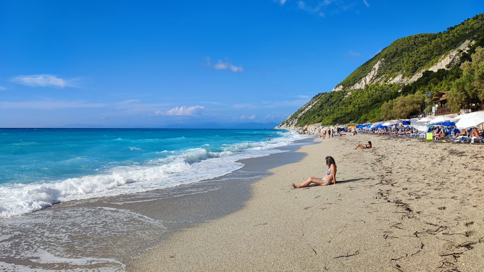 Pefkoulia Beach的照片 带有碧绿色纯水表面