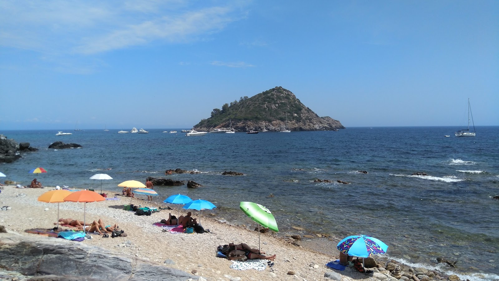 Foto af Spiaggia La Piletta bakket op af klipperne