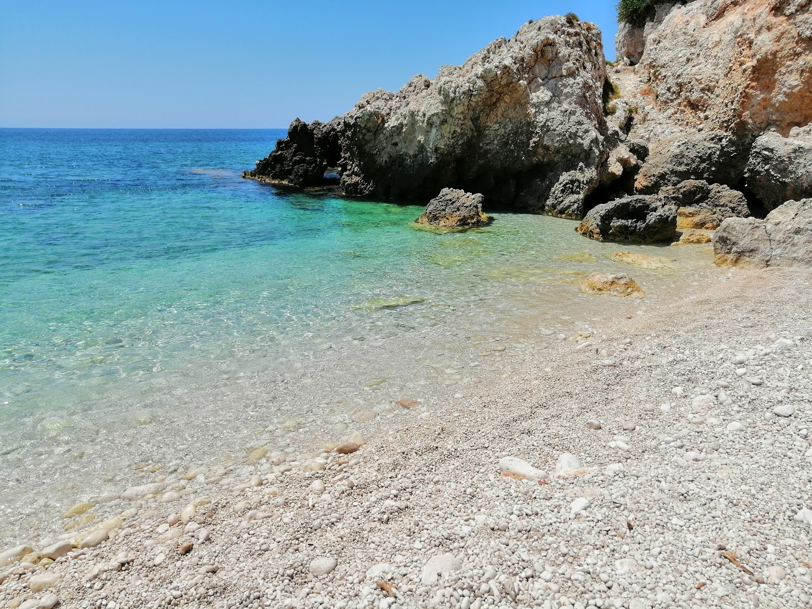 Foto van Paralia Lagkadakia met turquoise puur water oppervlakte