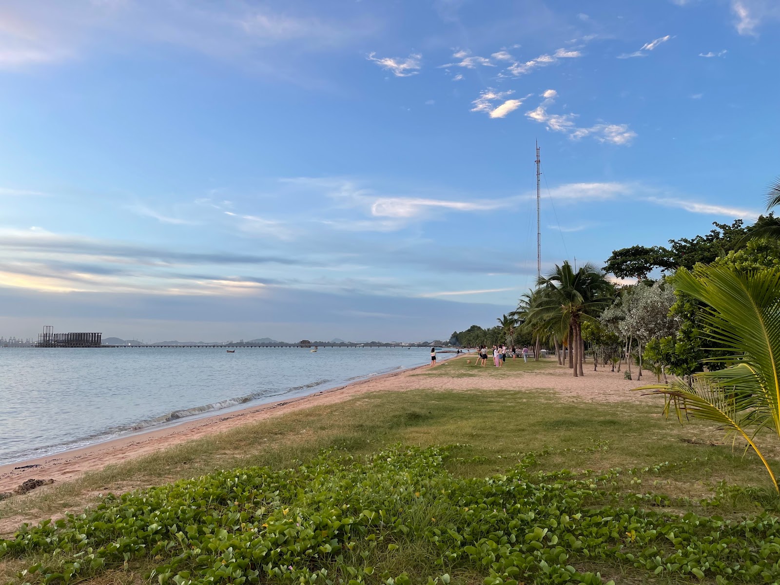 Krating Lai Beach'in fotoğrafı parlak kum yüzey ile