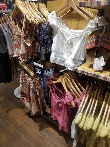 Clothing Store «Aéropostale», reviews and photos, 200 Baychester Ave, Bronx, NY 10475, USA