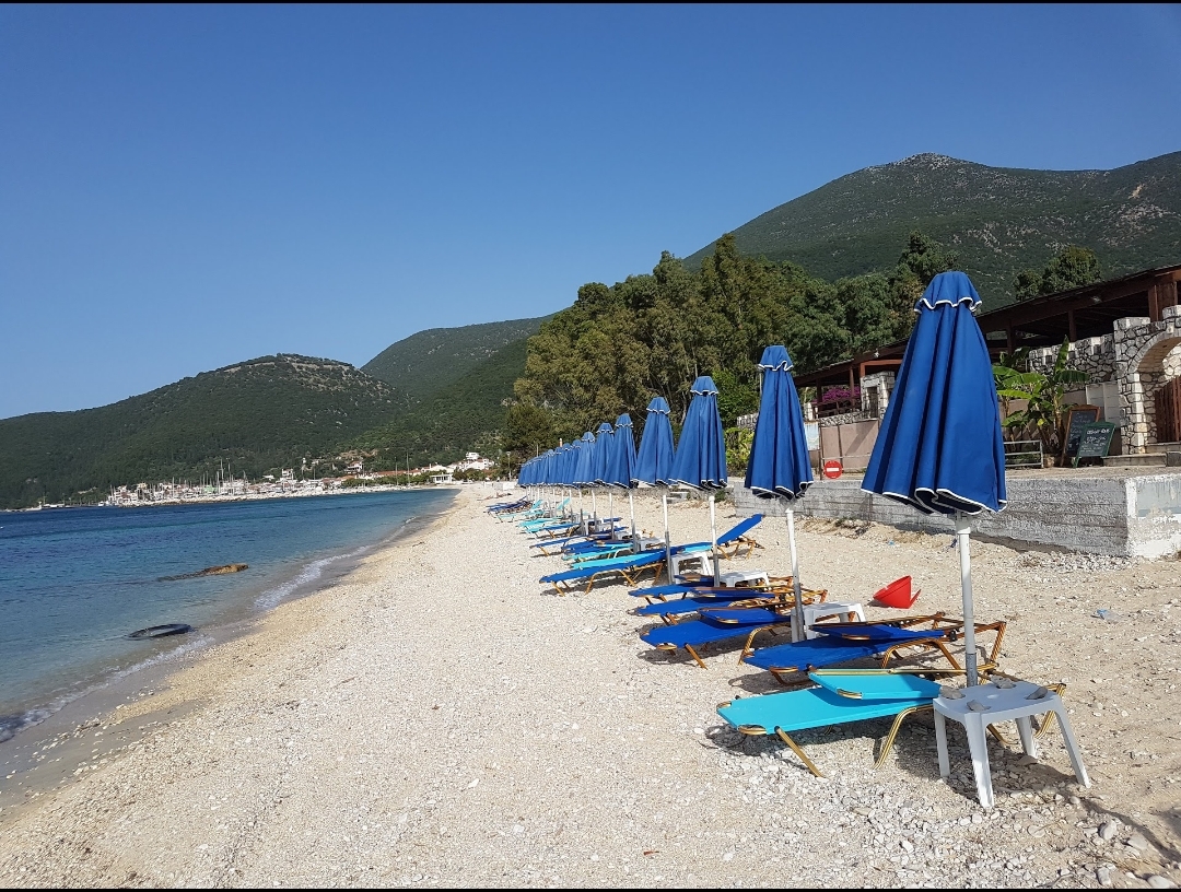 Photo de Karavomilos beach avec rivage droit, long