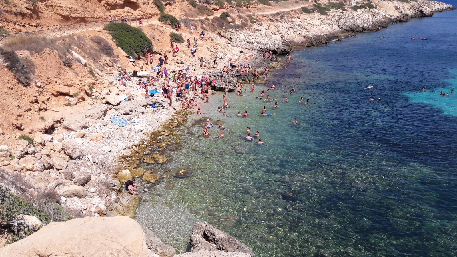 Cala Cold beach的照片 带有碧绿色纯水表面