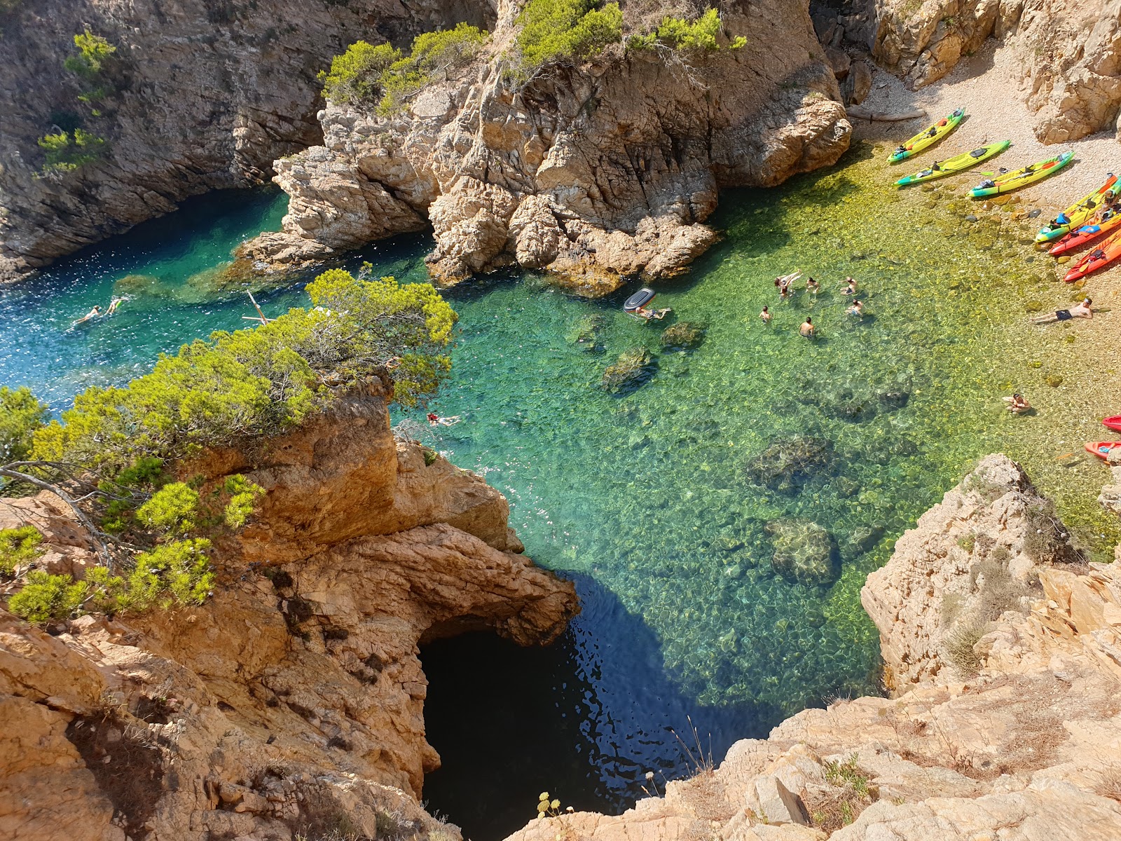 Photo de Platja de la Foradada entouré de montagnes