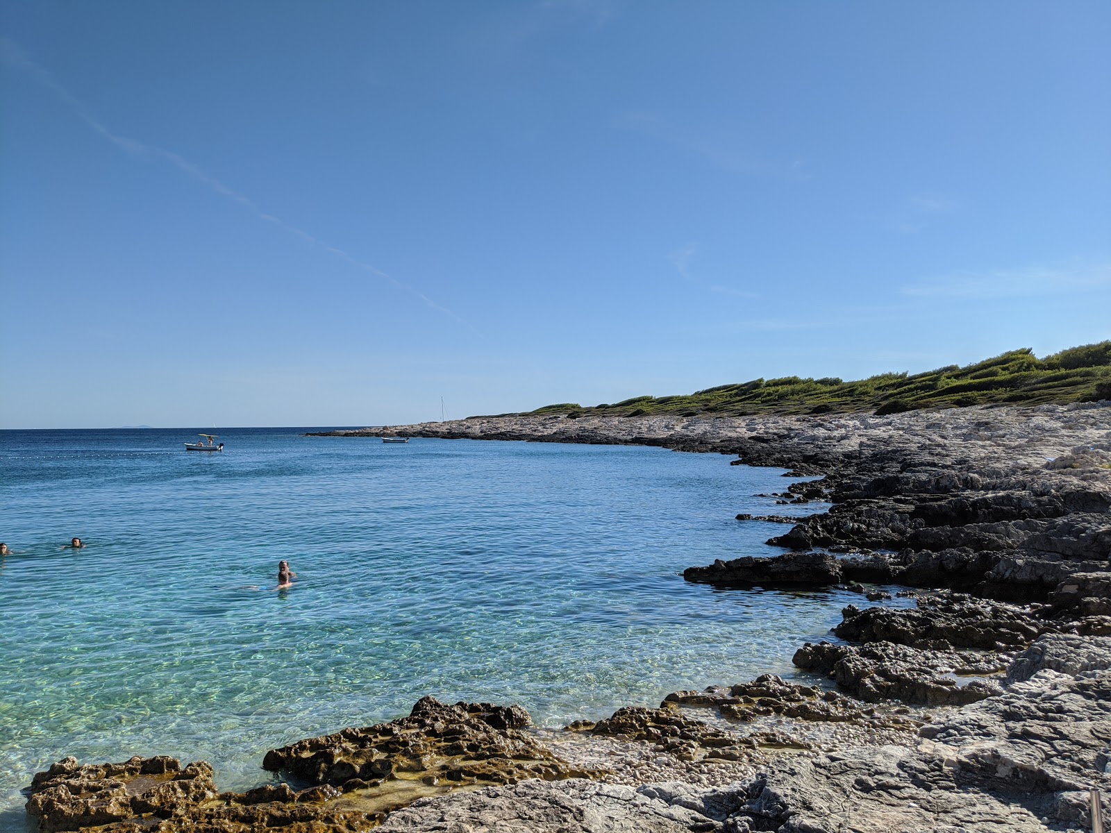 Photo de Jerolim Beach - bon endroit convivial pour les animaux de compagnie pour les vacances