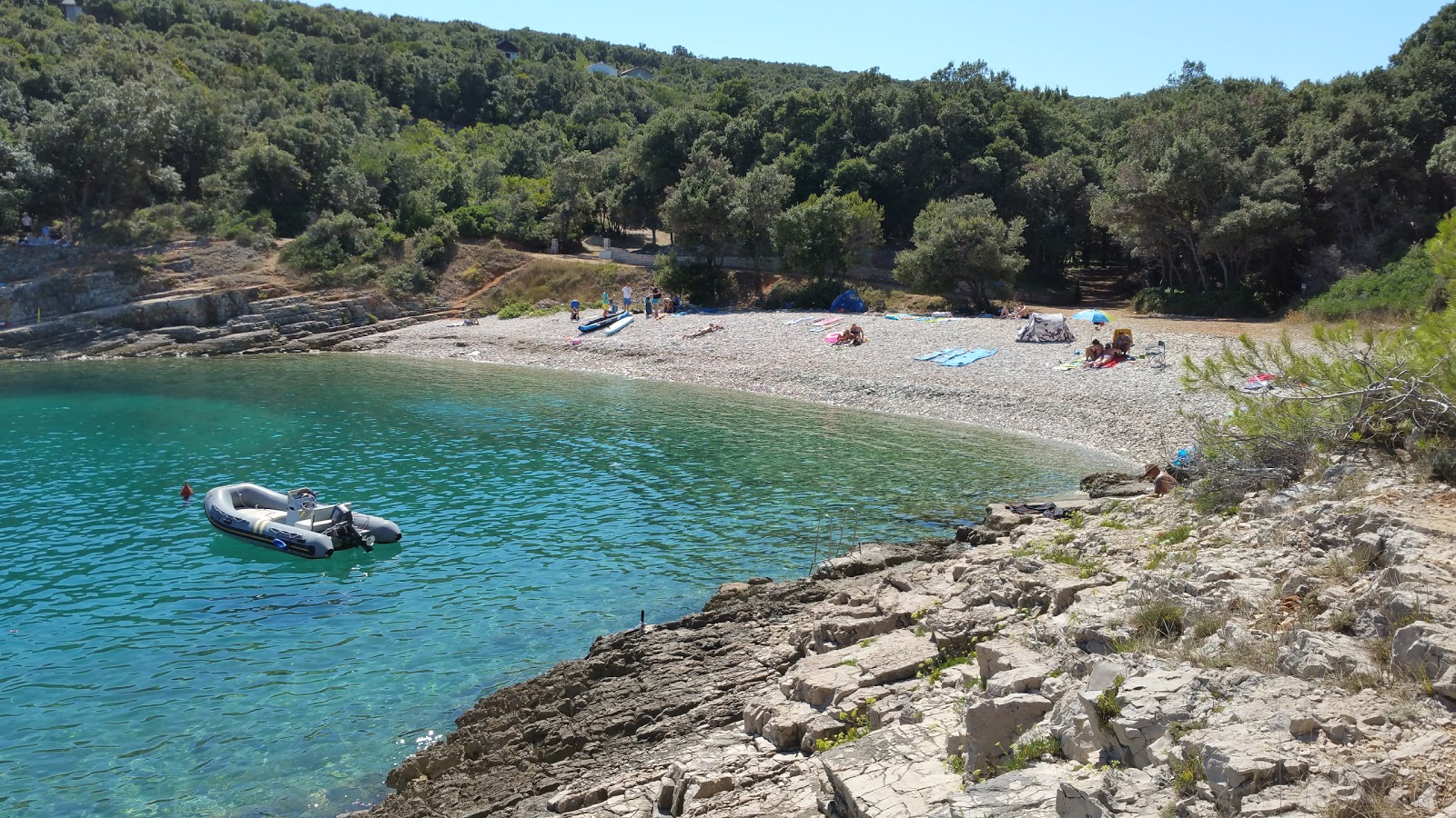 Foto di Jalinica beach con una superficie del terreno roccioso