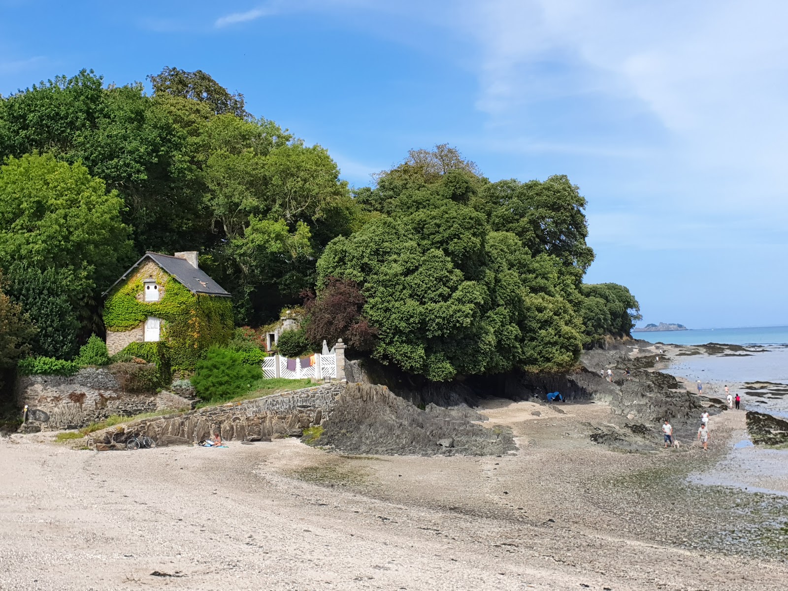 Foto von Plage du Chateau de Vaulerault mit kleine, graue kiesel Oberfläche