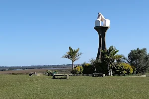 MONUMENTO POR LA PAZ Y LA AMISTAD DE LOS PUEBLOS image