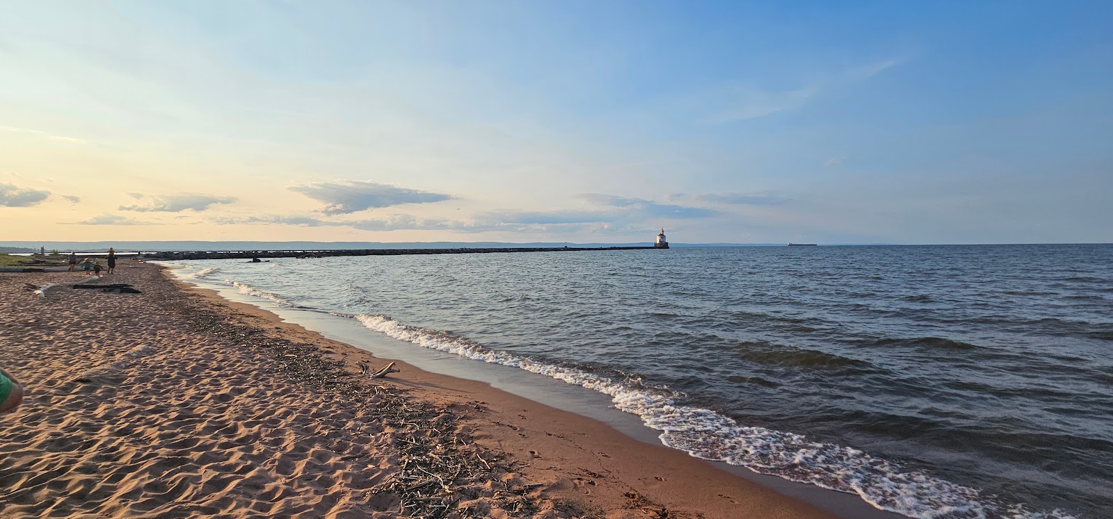 Foto de Wisconsin Point Beach con recta y larga