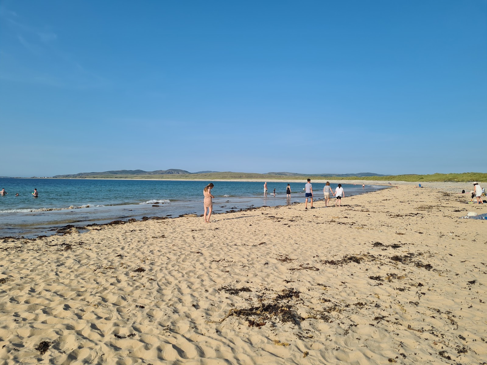 Photo de Pollan Beach avec sable clair avec caillou de surface