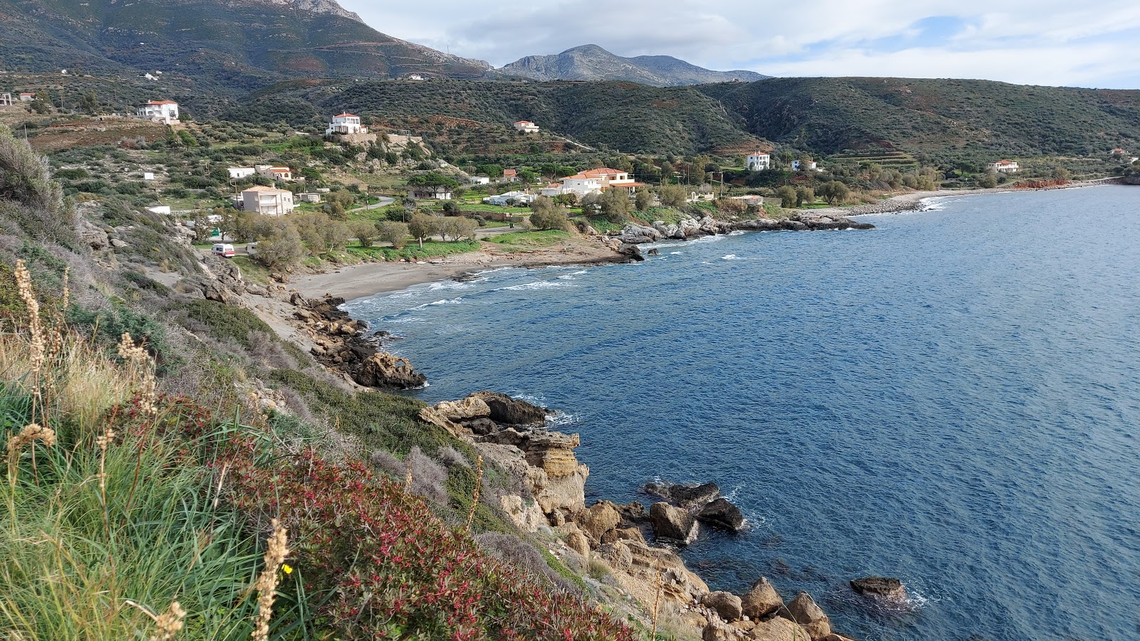 Photo de Amitsa beach avec l'eau bleu-vert de surface