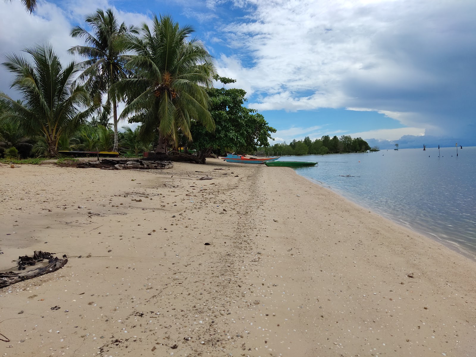 Foto di Mamangku Mas Mas con una superficie del acqua blu