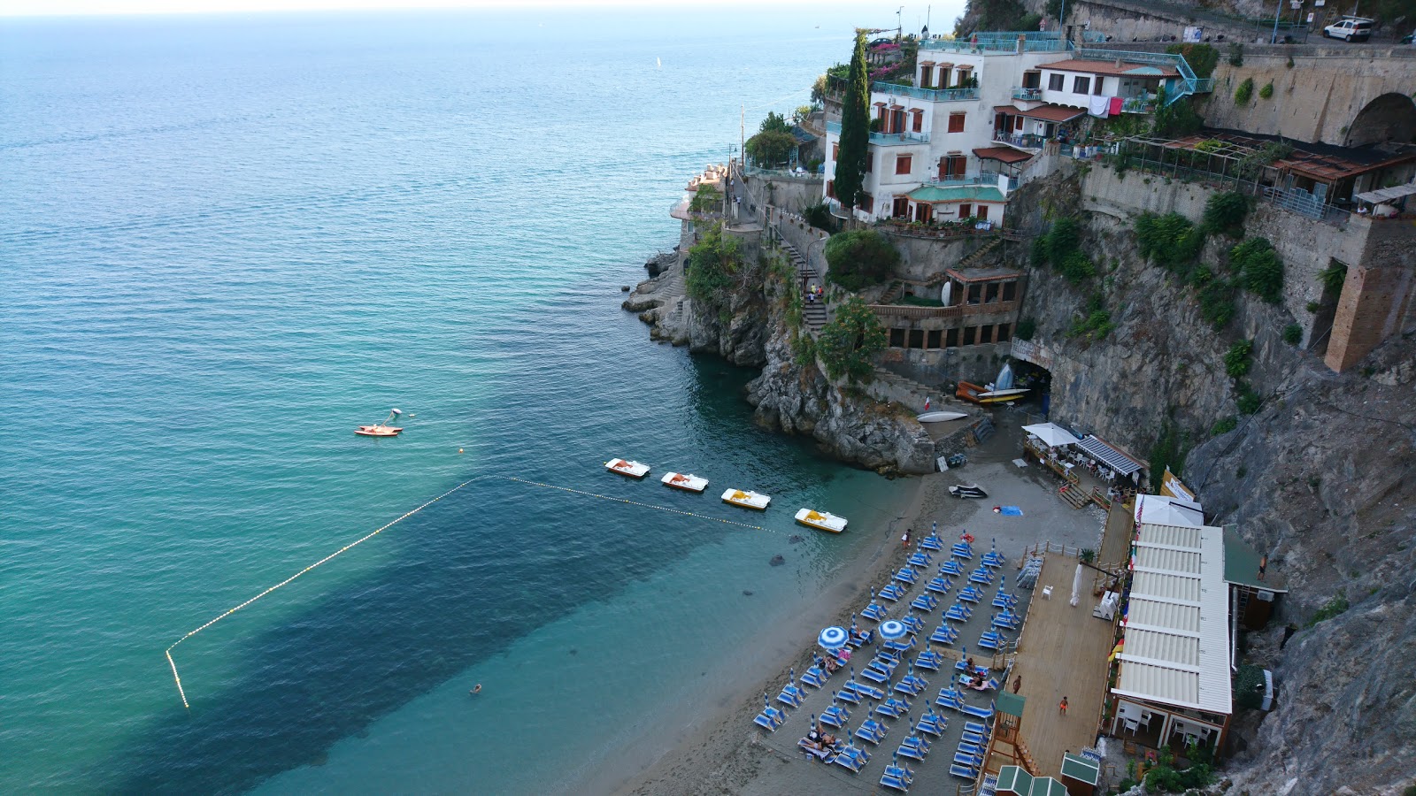 Spiaggia del Lannio'in fotoğrafı dağlarla çevrili