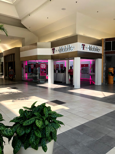 Shopping Mall «Golf Mill Shopping Center», reviews and photos, 239 Golf mill Center, Niles, IL 60714, USA