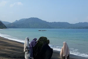 Pantai Kelumbayan image