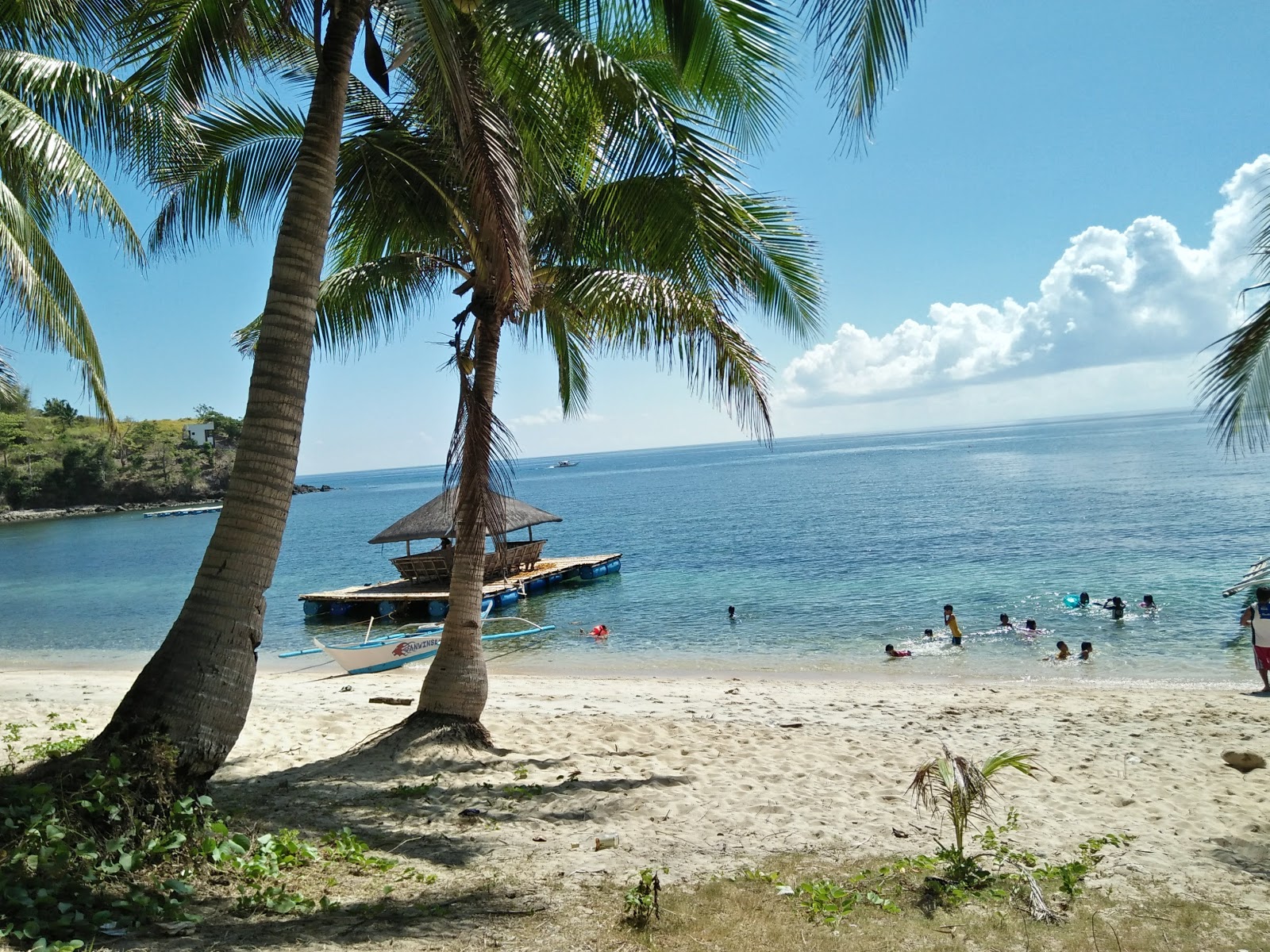 Foto di Polacay Beach - luogo popolare tra gli intenditori del relax