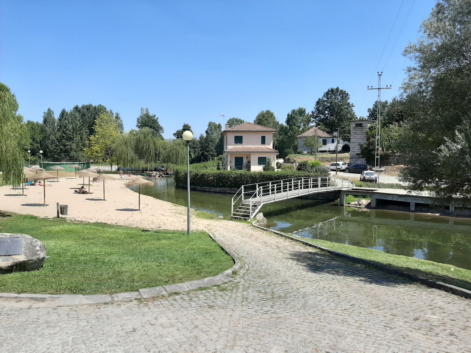 Foto di Praia Fluvial de Vila Mea con una superficie del sabbia beige