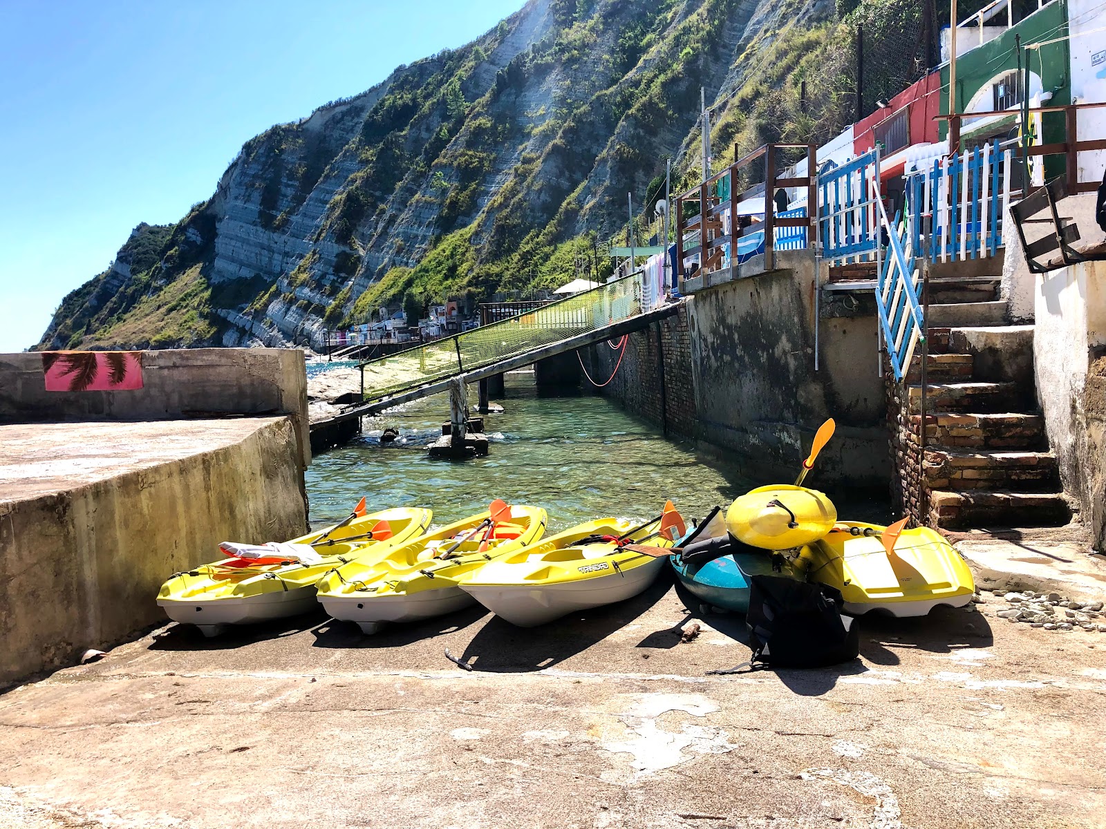 Spiaggia della Grotta Azzurra'in fotoğrafı uçurumlarla desteklenmiş