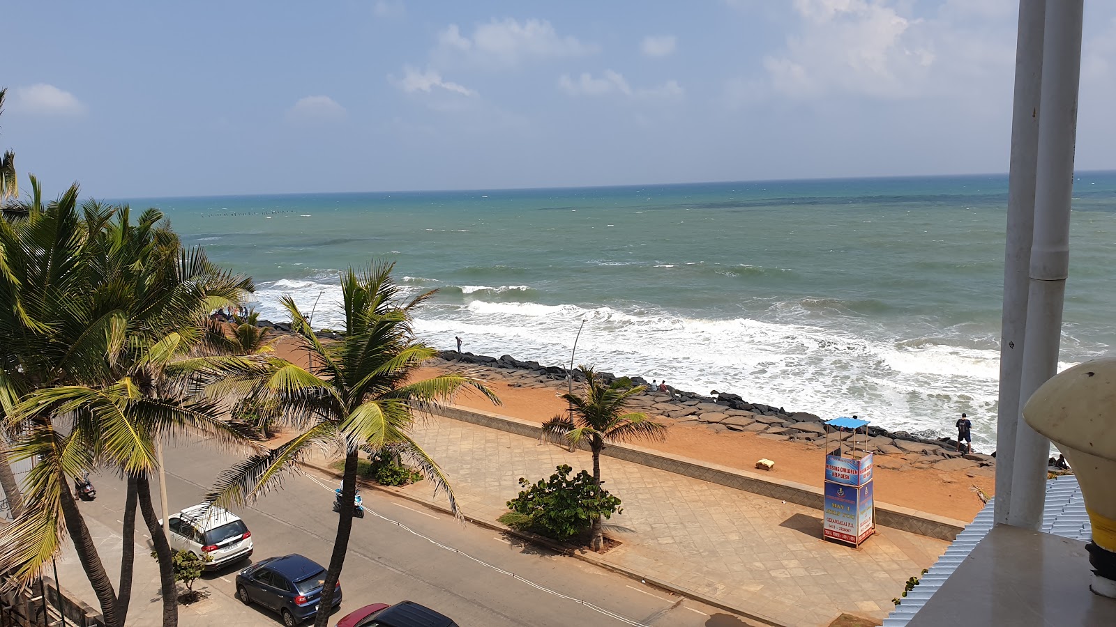 Valokuva Pondicherry Beachista. - suosittu paikka rentoutumisen tuntijoille