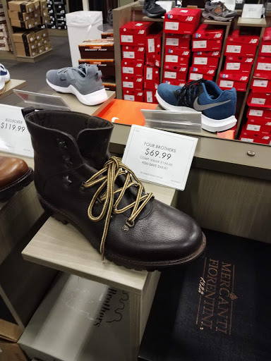 Shoe Store «DSW Designer Shoe Warehouse», reviews and photos, 124 West Market, Bloomington, MN 55425, USA