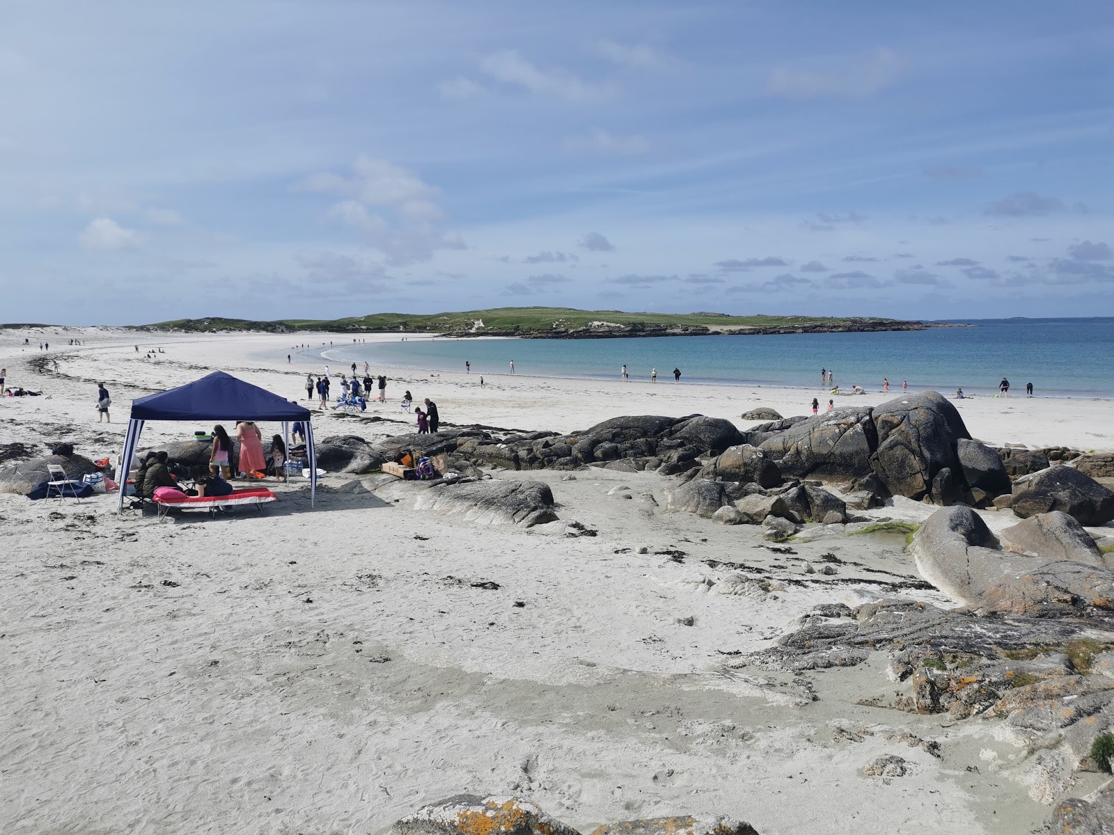 Foto von Dogs Bay Beach und seine wunderschöne Landschaft