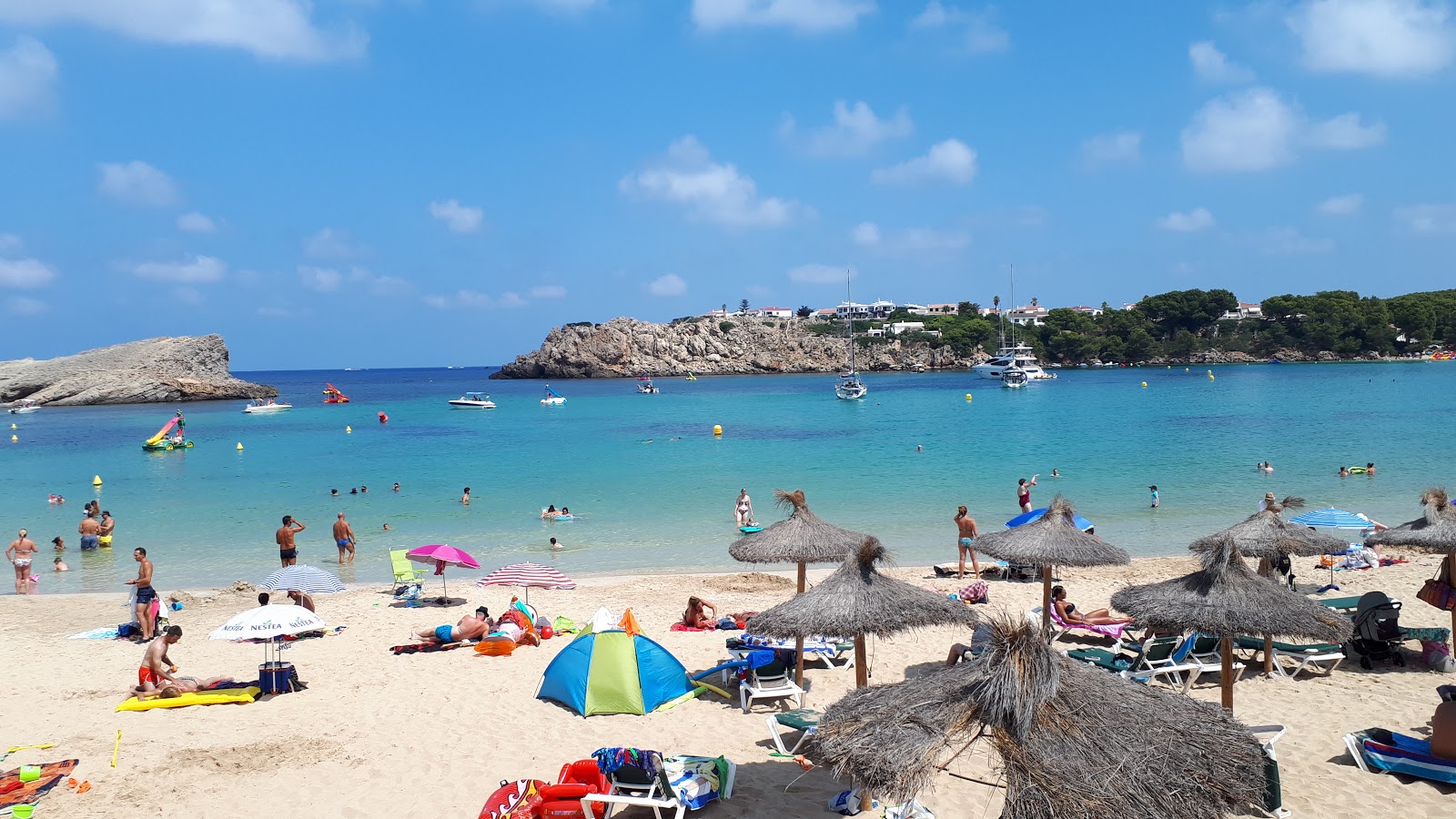 Foto von Arenal d'en Castell Strand und seine wunderschöne Landschaft