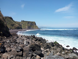 Foto von Praia da Viola umgeben von Bergen