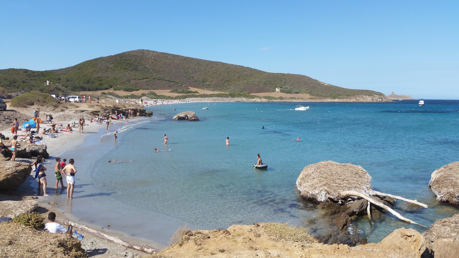 Foto di Plage De Tamarone con una superficie del sabbia beige