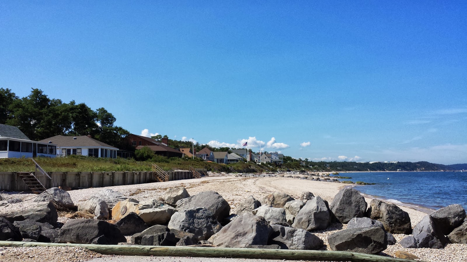 Iron Pier Beach的照片 带有蓝色纯水表面