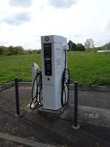 Borne de recharge de véhicules électriques IZIVIA Station de recharge Saint-Sulpice-les-Feuilles